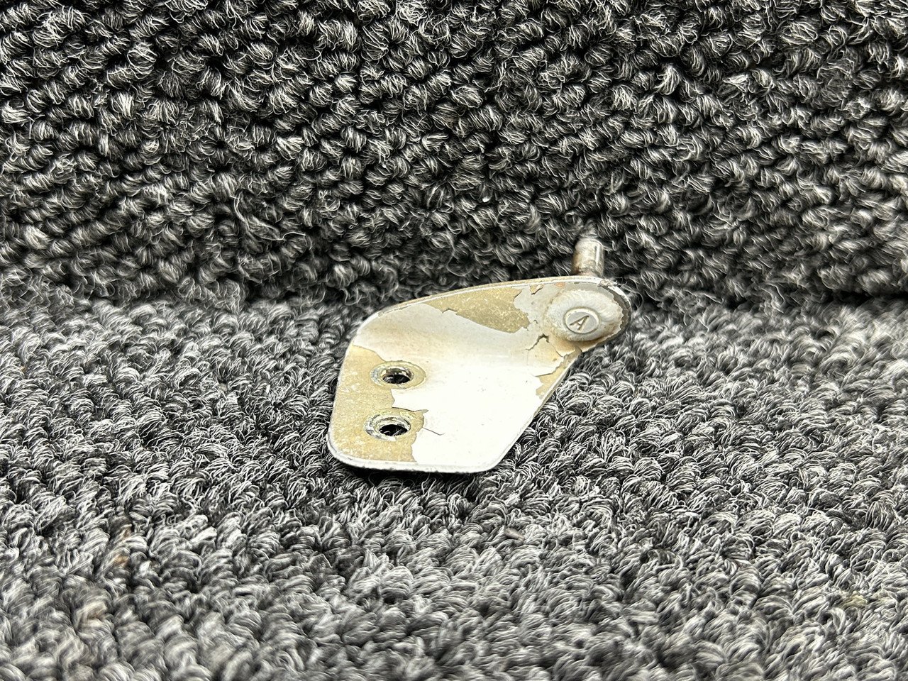 A227-3 Robinson R22 Beta Lower Cabin Door Hinge LH A227-3 Robinson R22 Beta Lower Cabin Door Hinge LH